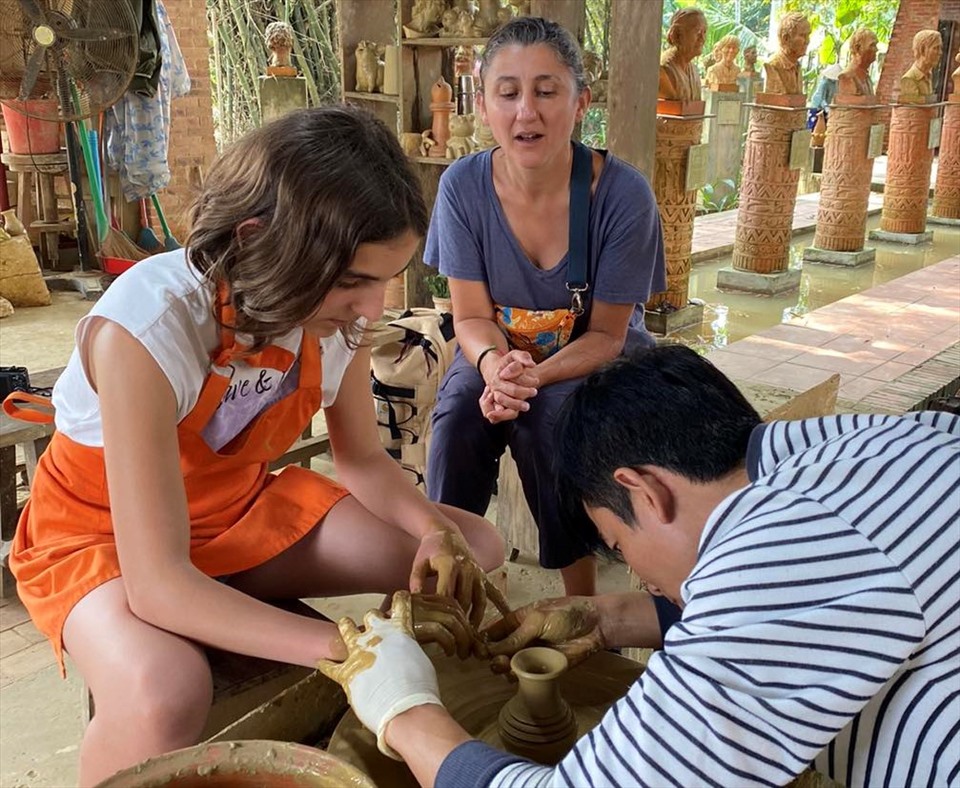 Du khách được trải nghiệm làm gốm tại công viên đất nung Thanh Hà, TP Hội An (tỉnh Quảng Nam). Ảnh: Nguyễn Linh
