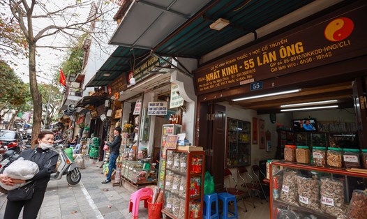 Một số cửa hàng kinh doanh thuốc đông y trên phố Lãn Ông tại Hà Nội. Ảnh: Hải Nguyễn