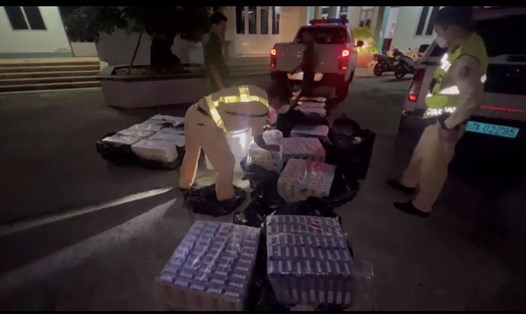 Lực lượng CSGT Đội 7 phát hiện số thuốc lá lậu do tài xế bỏ lại. Ảnh: Cục CSGT