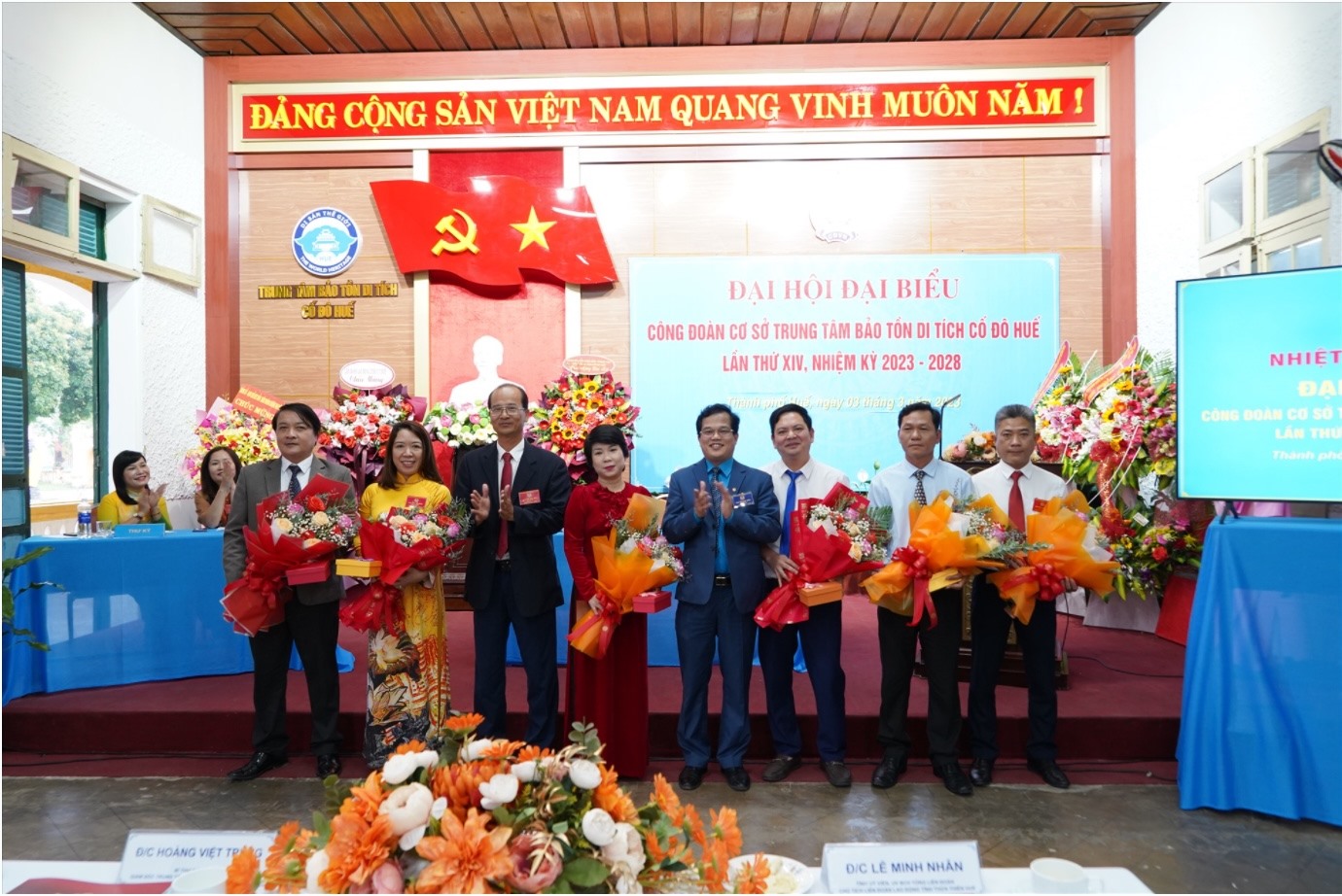 Ông Lê Minh Nhân (thứ 4, phải sang) tặng hoa chúc mừng tại đại hội. Ảnh: Đình Phố.