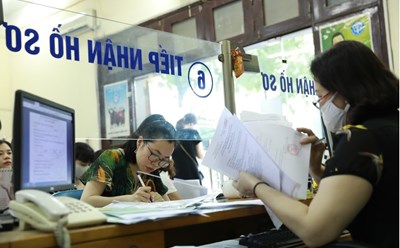 Người dân giải quyết các thủ tục bảo hiểm xã hội. Ảnh minh hoạ: Hải Nguyễn.