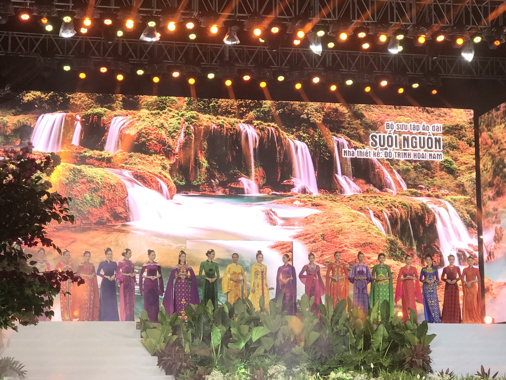 Trình diễn áo dài tại chương trình.