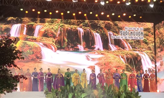 Trình diễn áo dài tại chương trình.