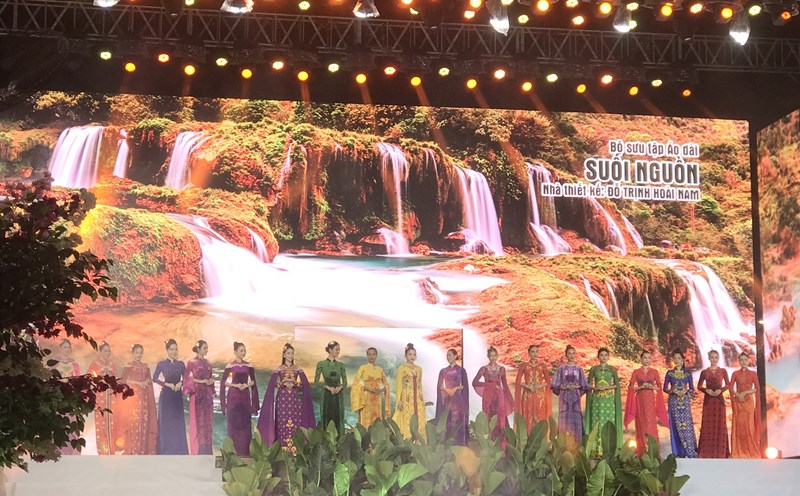 Trình diễn áo dài tại chương trình.