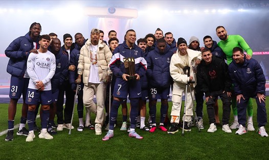 Kylian Mbappe nhận cúp ghi nhận kỷ lục ghi bàn xuất sắc nhất mọi thời đại của PSG. Ảnh: Paris St Germain