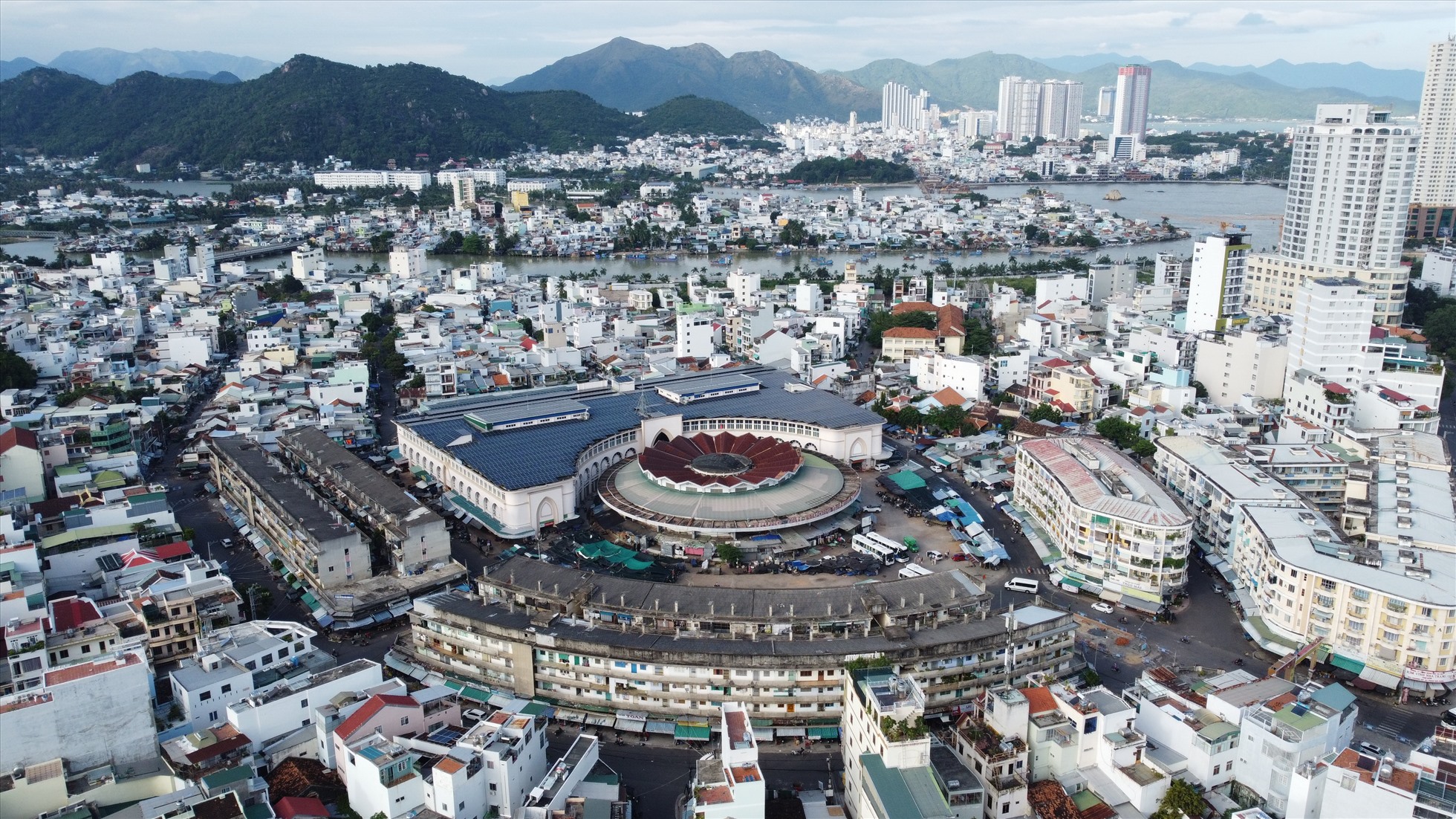 Dự án chợ Đầm mới nhiều năm chậm triển khai vì không nhận được sự đồng thuận của tiểu thương chợ cũ. Ảnh: Miên Chính