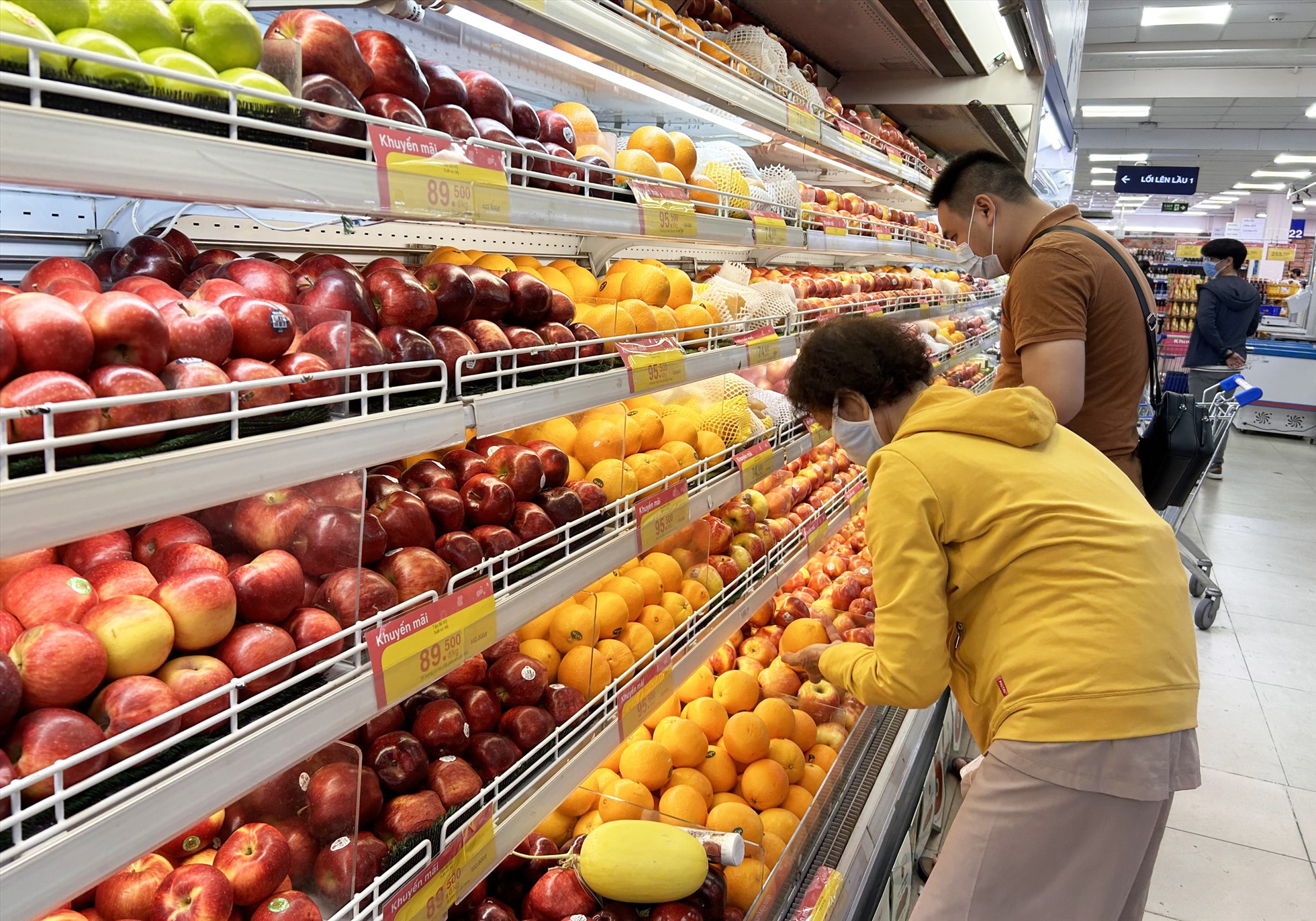 Các doanh nghiệp bán lẻ tại TPHCM liên tục áp dụng các chương trình khuyến mãi. Ảnh: Hạ Mây