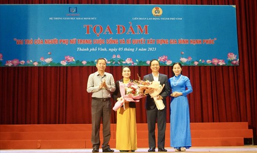 Ông Thái Lê Cường – Chủ tịch LĐLĐ thành phố Vinh tặng hoa cảm ơn các diễn giả. Ảnh: Quỳnh Trang