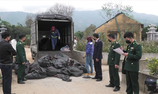Các lực lượng chức năng giám sát việc tiểu hủy 1,5 tấn tai lợn. Ảnh: Biên phòng Lào Cai.