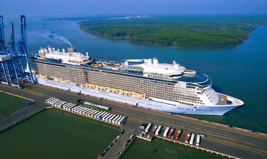 Mới đây, siêu tàu du lịch Spectrum of the Seas đã đưa hơn 3.800 du khách quốc tế cập cảng tại Bà Rịa - Vũng Tàu. Ảnh: Bộ đội Biên phòng