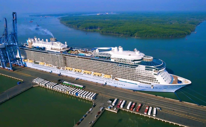 Mới đây, siêu tàu du lịch Spectrum of the Seas đã đưa hơn 3.800 du khách quốc tế cập cảng tại Bà Rịa - Vũng Tàu. Ảnh: Bộ đội Biên phòng