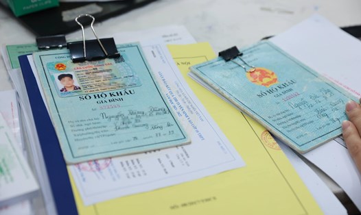 Thay cho hộ khẩu, hay giấy xác nhận nơi cư trú, người dân chỉ cần xuất trình thẻ căn cước công dân gắn chip khi làm các thủ tục hành chính. Ảnh Hải Nguyễn