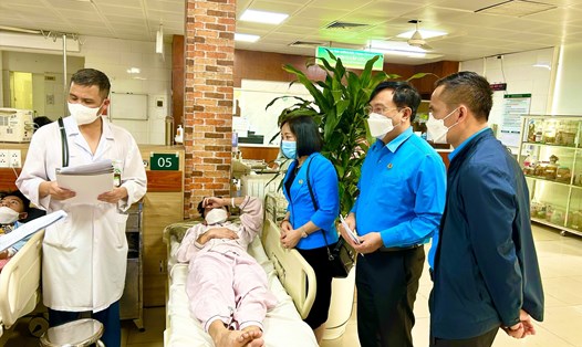 Lãnh đạo Liên đoàn Lao động tỉnh Bắc Ninh, Công đoàn các Khu công nghiệp tỉnh Bắc Ninh thăm hỏi công nhân bị ngộ độc methanol đang được điều trị tại Bệnh viện Bạch Mai. Ảnh: Ngọc An