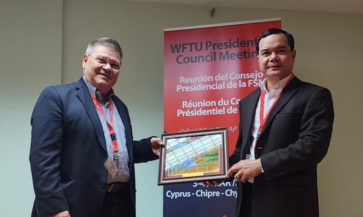 Chủ tịch Tổng LĐLĐVN Nguyễn Đình Khang và Tổng Thư ký WFTU Pambis Kyritsis. Ảnh: Ban Đối ngoại