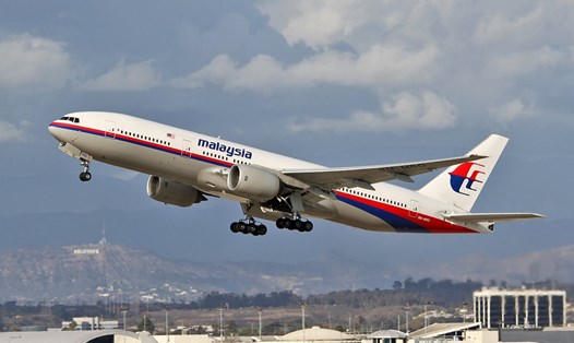 Chiếc máy bay Boeing 777-200ER mang số đăng bạ 9M-MRO của Malaysia Airlines cất cánh tại sân bay quốc tế Los Angeles (Mỹ) cuối tháng 10.2013, bốn tháng trước khi chính chiếc máy bay này mất tích bí ẩn. Ảnh: Wikipedia