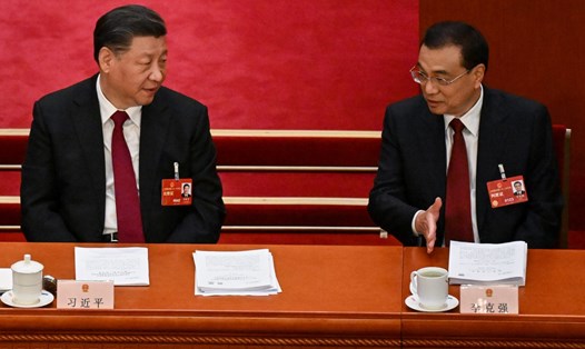 Tổng Bí thư, Chủ tịch Trung Quốc Tập Cận Bình (trái) và Thủ tướng Lý Khắc Cường trong phiên khai mạc kỳ họp thứ Nhất Đại hội Đại biểu Nhân dân Toàn quốc Trung Quốc, ngày 5.3.2023. Ảnh: AFP