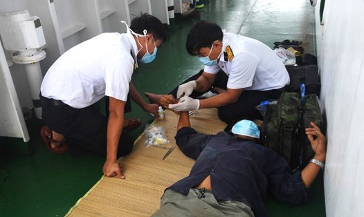 Tổ quân y Tàu 263 (Vùng 2 Hải quân) sơ cứu cho ngư dân bị nạn trên biển. Ảnh: Hải quân cung cấp