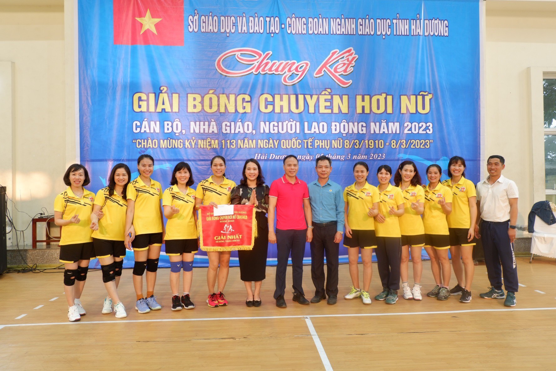 Ban Tổ chức trao giải nhất cho đội tuyển Trường THPT Hồng Quang. Ảnh: Diệu Thuý