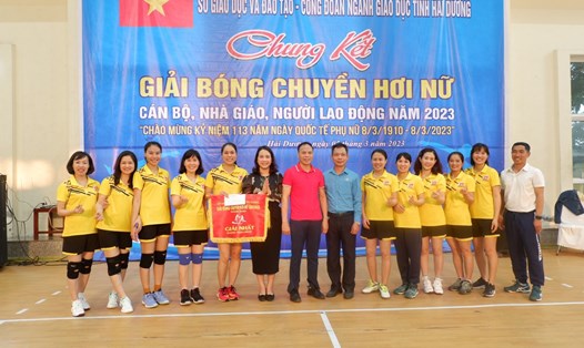 Ban Tổ chức trao giải nhất cho đội tuyển Trường THPT Hồng Quang. Ảnh: Diệu Thuý