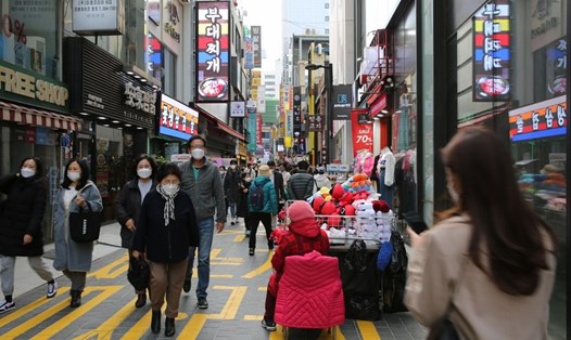 Khu mua sắm Myeongdong ở thủ đô Seoul, Hàn Quốci. Ảnh: Xinhua