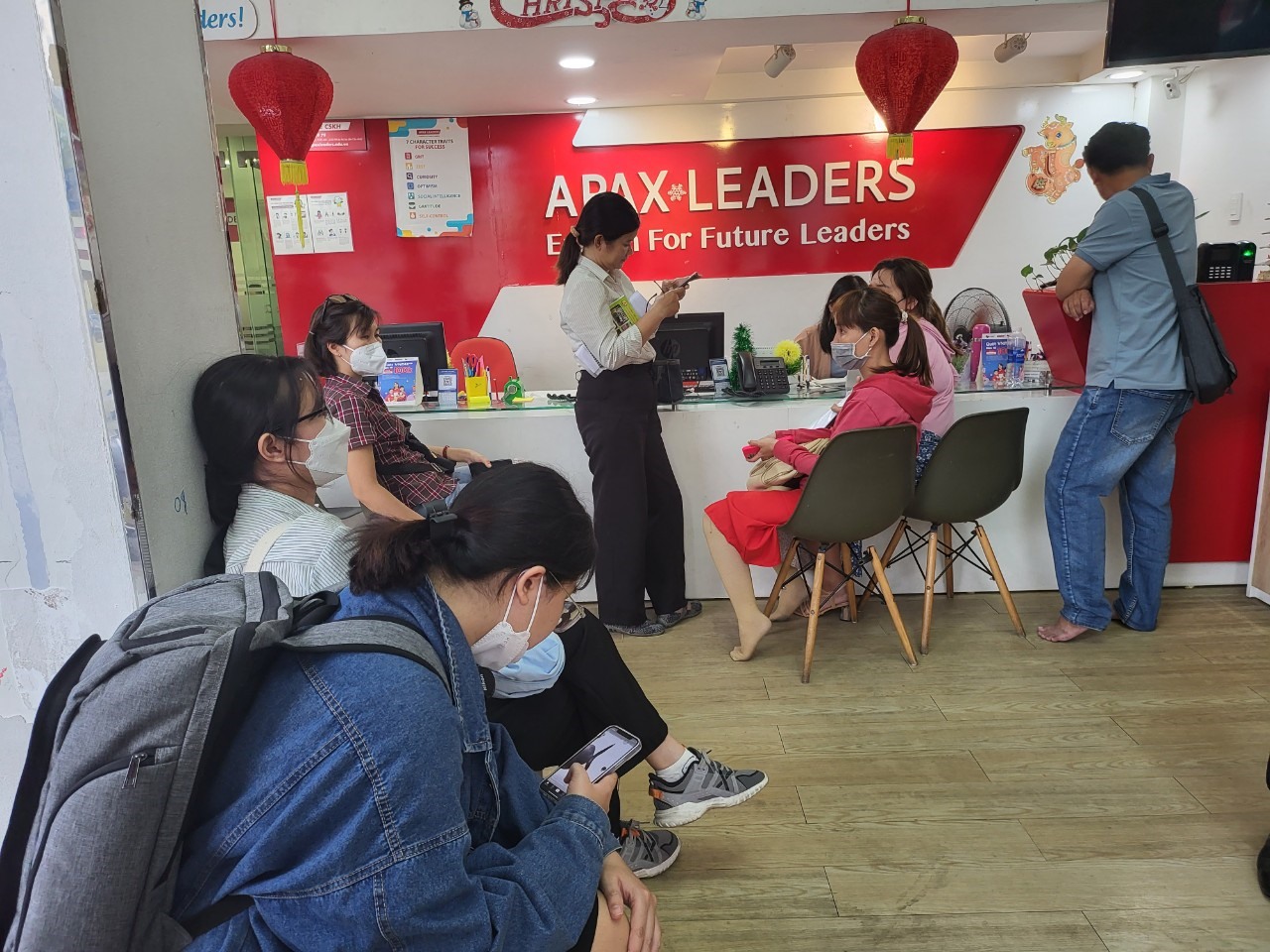 Phụ huynh kéo đến Trung tâm Anh ngữ Apax Leaders yêu cầu hoàn trả học phí. Ảnh: Huyên Nguyễn