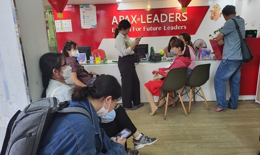 Phụ huynh kéo đến Trung tâm Anh ngữ Apax Leaders yêu cầu hoàn trả học phí. Ảnh: Huyên Nguyễn