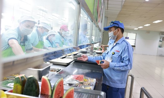 Công nhân sử dụng bữa ăn ca tại doanh nghiệp. Ảnh: Hải Nguyễn