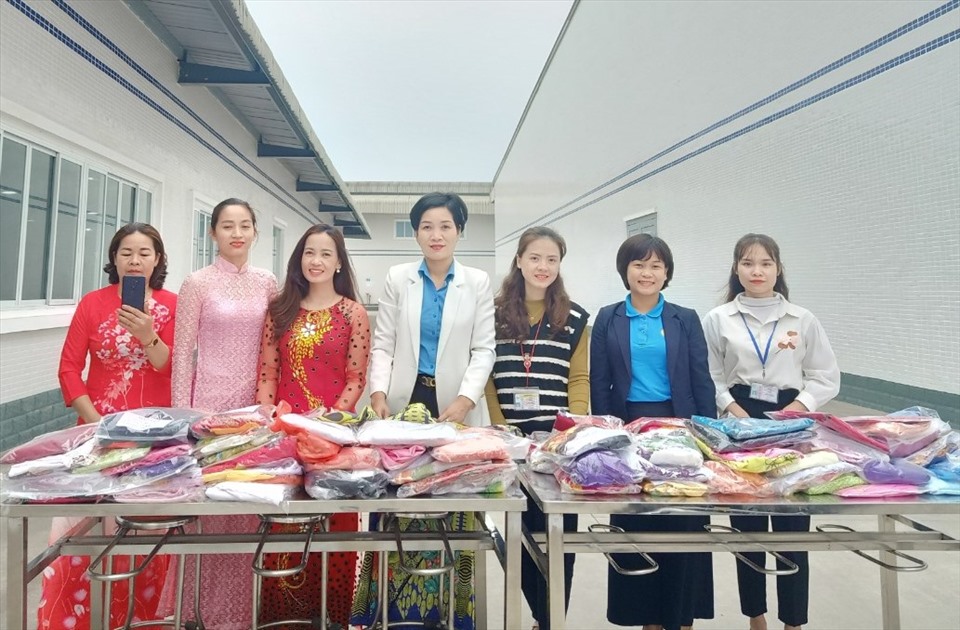 Cán bộ LĐLĐ huyện Hàm Yên tặng áo dài cho đại diện nữ công nhân có hoàn cảnh khó khăn. Ảnh: Công đoàn Hàm Yên