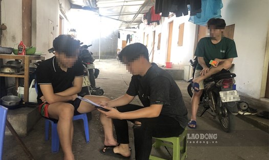 Sinh viên gặp khó khi phải có sổ đỏ mới đăng ký tạm trú. Ảnh: Nguyễn Hoàn.