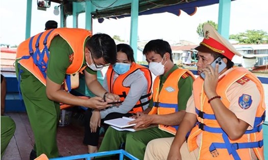 Cơ quan Công an điều tra nguyên nhân vụ lật thuyền trên sông Đồng Nai xảy ra sáng ngày 5.2. Ảnh: Hà Anh Chiến