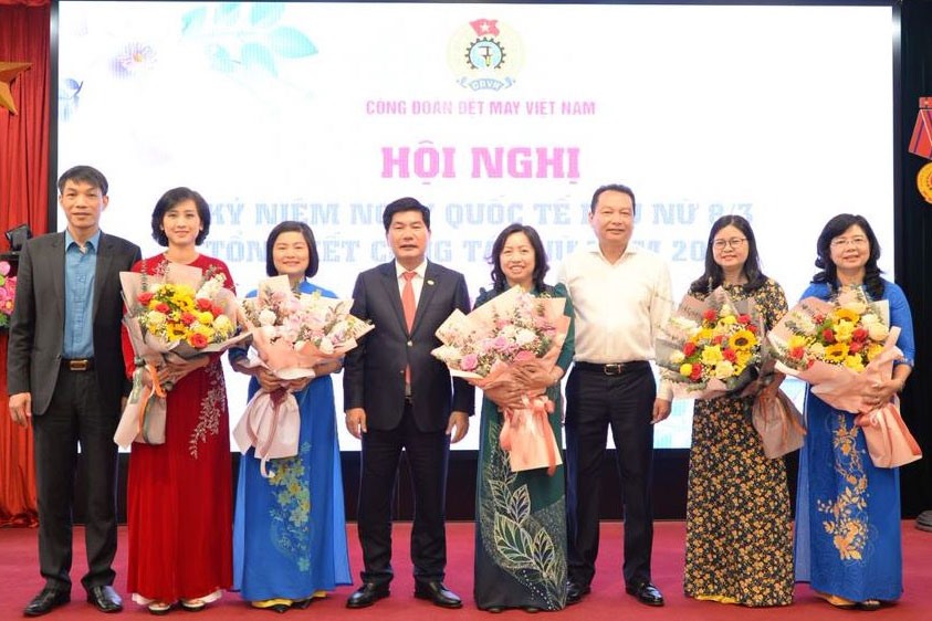 Phó Chủ tịch Tổng Liên đoàn Lao động Việt Nam Thái Thu Xương (thứ 4 từ phải sang) tại Hội nghị. Ảnh: CĐ DMVN