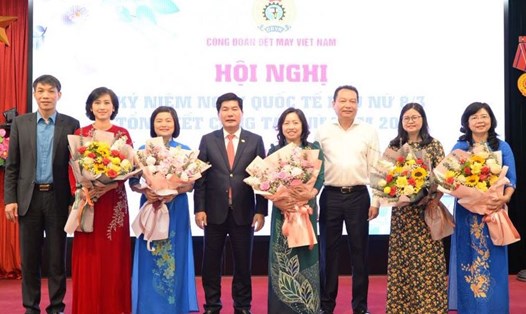 Phó Chủ tịch Tổng Liên đoàn Lao động Việt Nam Thái Thu Xương (thứ 4 từ phải sang) tại Hội nghị. Ảnh: CĐ DMVN