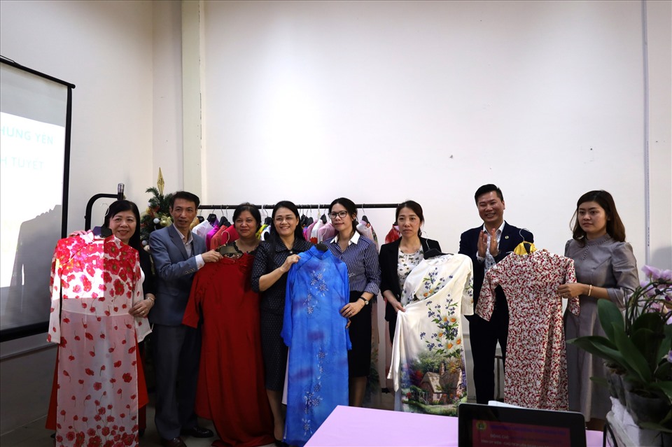 Lãnh đạo LĐLĐ tỉnh Hưng Yên tặng áo dài cho nữ công nhân. Ảnh: Đào Thu