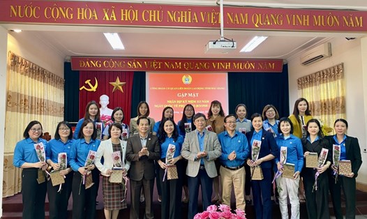 Lãnh đạo Liên đoàn Lao động tỉnh Bắc Giang tặng quà cho nữ cán bộ, đoàn viên cơ quan. Ảnh: Thanh Loan