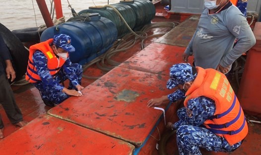 Lực lượng Cảnh sát biển 4 kiểm tra tàu chở dầu DO không rõ nguồn gốc. Ảnh: CSB4