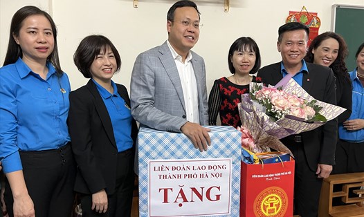Lãnh đạo LĐLĐ Thành phố Hà Nội trao hỗ trợ cho nữ đoàn viên CĐ nhân dịp 8.3. Ảnh: Linh Nguyên