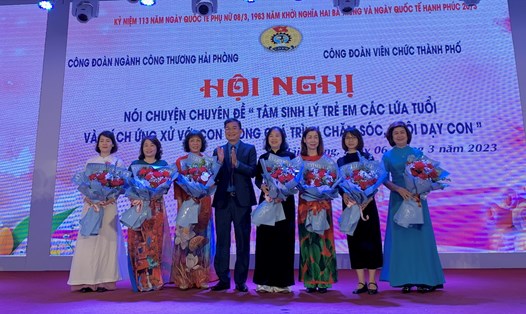 Ông Nguyễn Công Hòa - Chủ tịch Công đoàn ngành Công Thương TP Hải Phòng tặng hoa chúc mừng các cán bộ nữ. Ảnh: Lương Hà