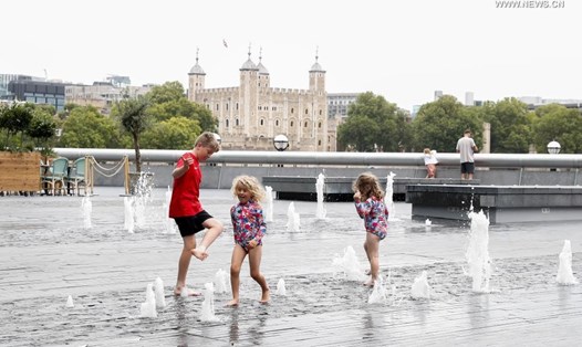 Trẻ em chơi trong đài phun nước gần Tháp London ở London, Anh. Ảnh minh họa. Ảnh: Xinhua