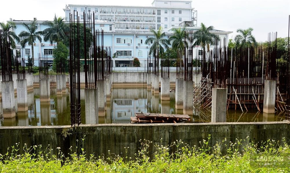 Dự án Khu dịch vụ chất lượng cao Bệnh viện Đa khoa tỉnh Quảng Ngãi sau gần 6 năm triển khai, chỉ làm xong phần móng rồi bỏ hoang cho đến nay. Ảnh: Ngọc Viên