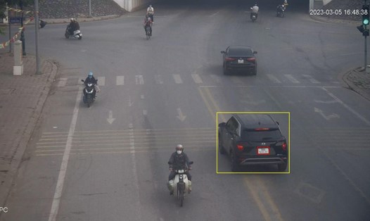 Xe ôtô vi phạm đè vạch kẻ đường tại đường Nguyễn Thị Minh Khai - TDP Phú Mỹ, TP.Bắc Giang lúc 16h48 ngày 5.3. Ảnh: Cắt từ clip