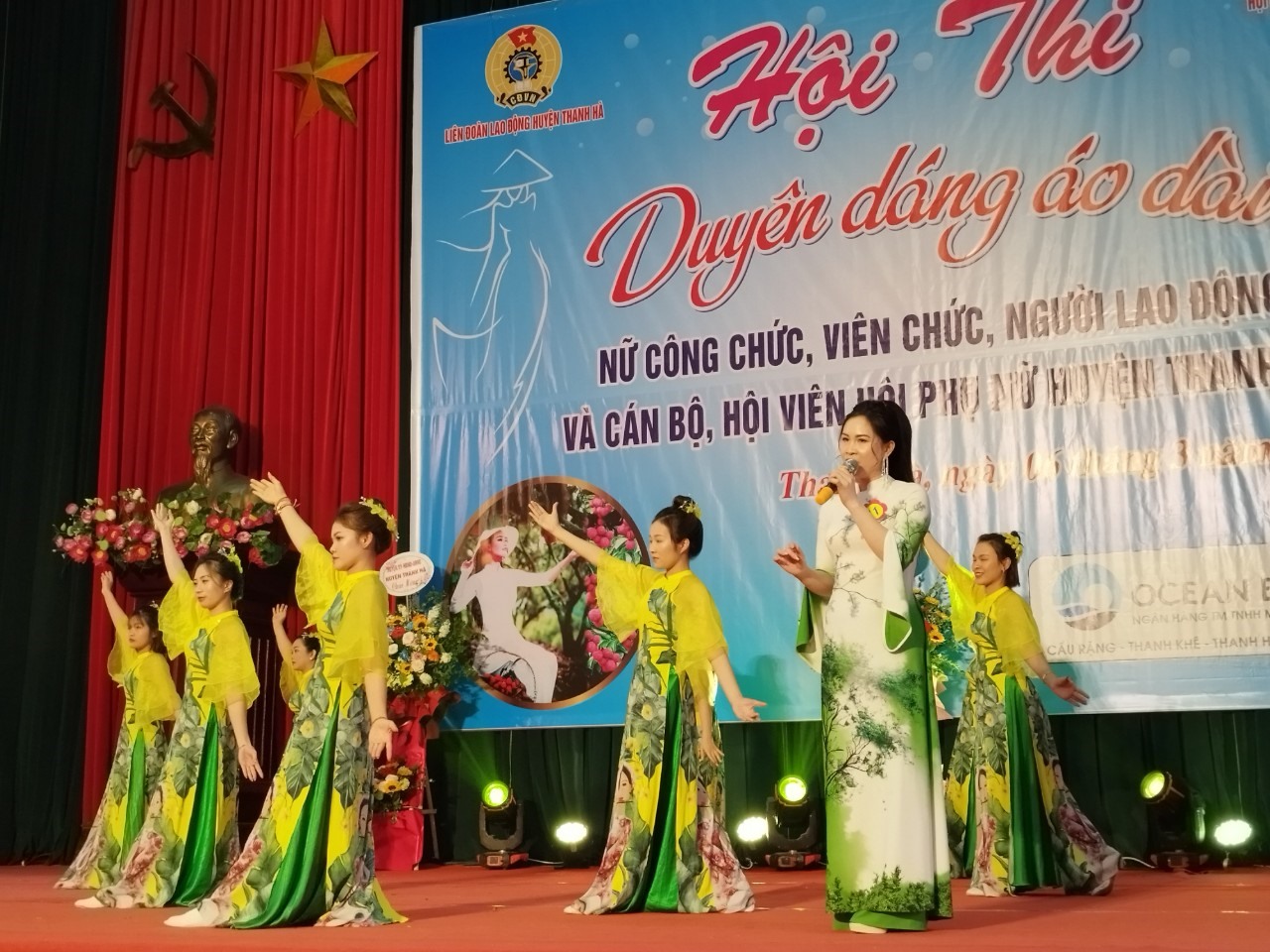 Hội thi duyên dáng áo dài có sự tham gia của 20 thí sinh. Ảnh: Diệu Thúy