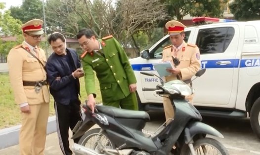 Đối tượng Nguyễn Trung Hiếu bị lực lượng Cảnh sát giao thông, Công an tỉnh Ninh Bình bắt giữ cùng tang vật. Ảnh: Diệu Anh