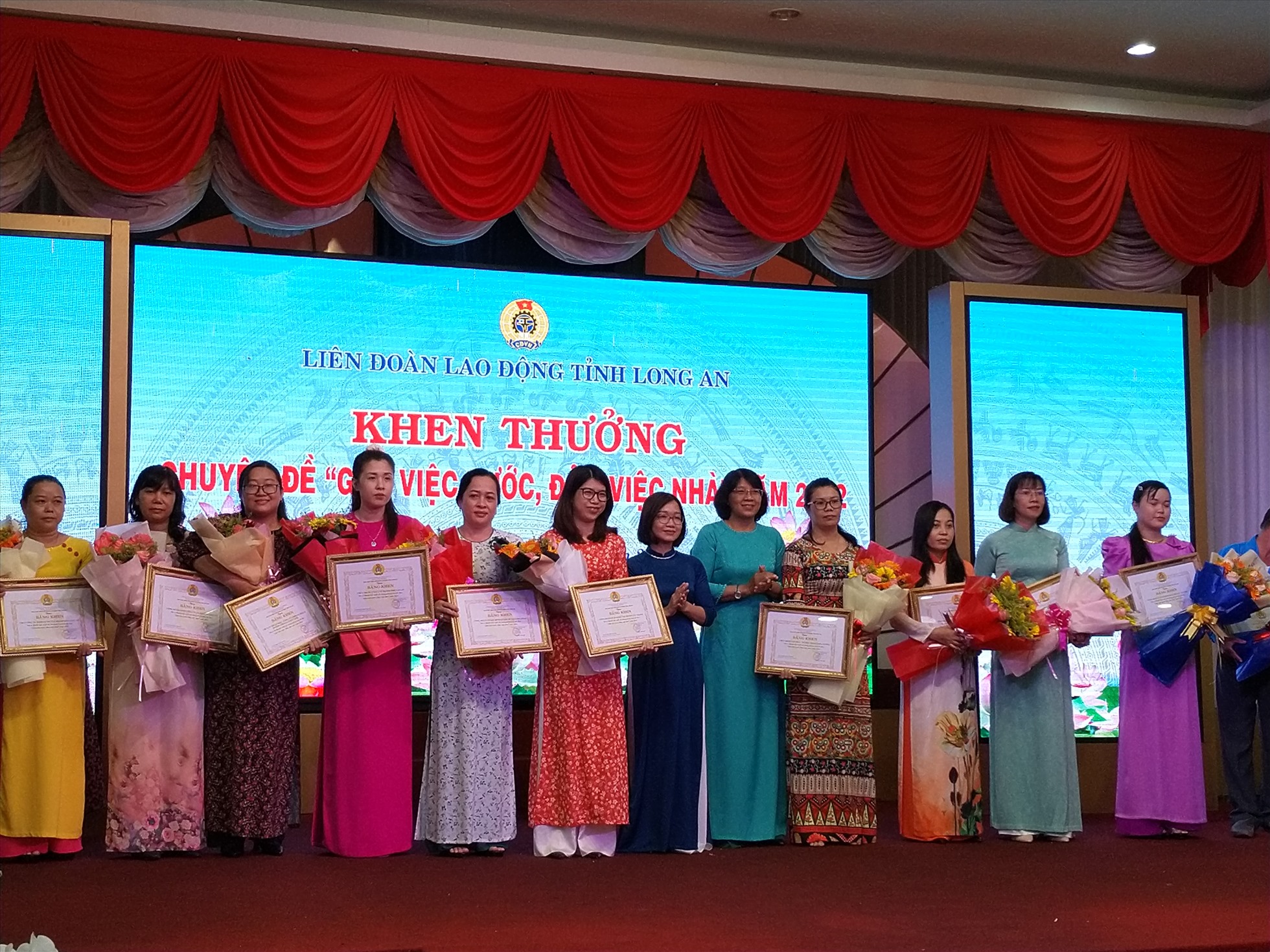 Khen thưởng thành tích "Giỏi việc nước - Đảm việc nhà" năm 2022. Ảnh: Kỳ Quan.