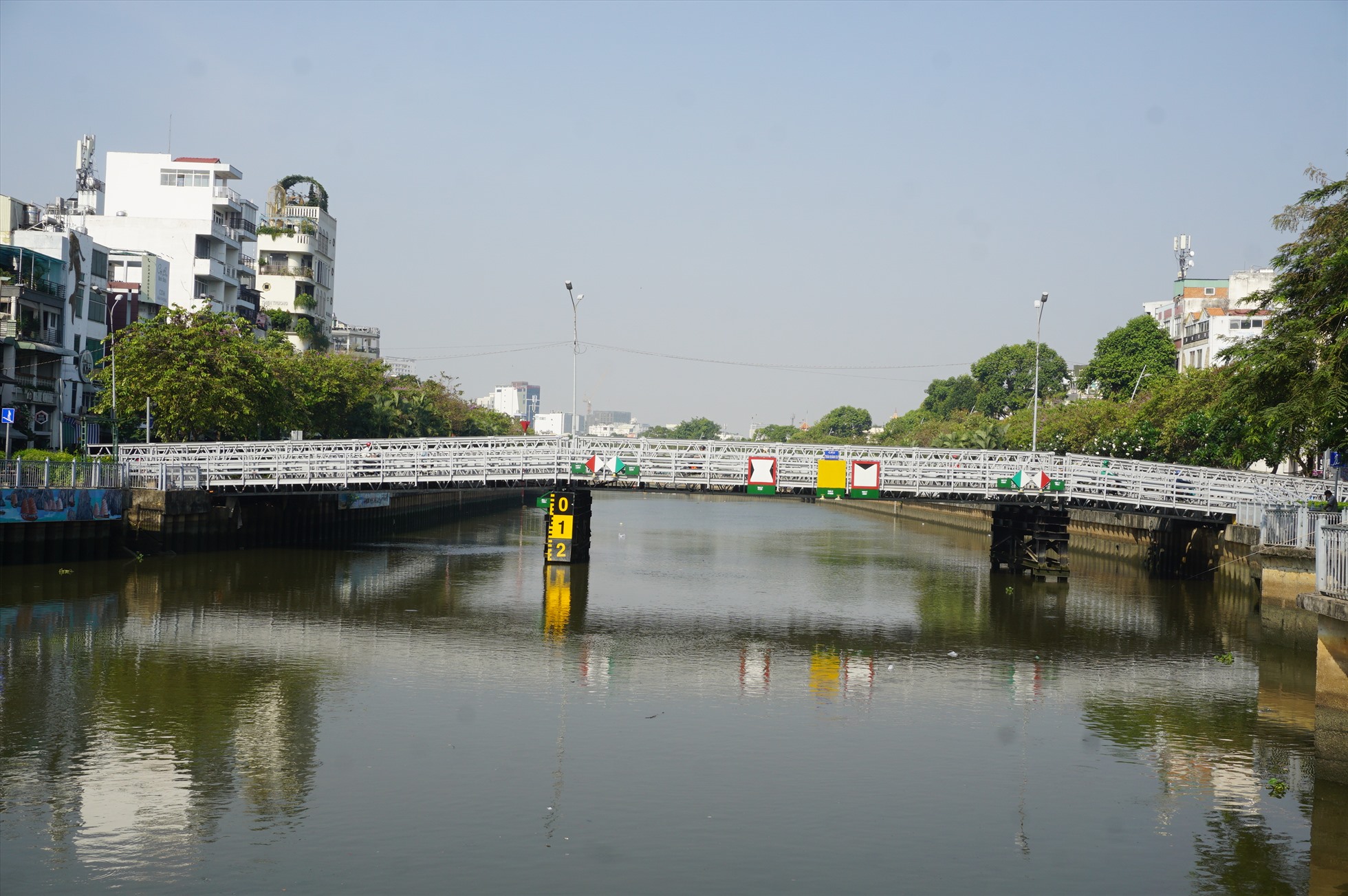 Cầu Trần Khánh Dư trên kênh Nhiêu Lộc - Thị Nghè tĩnh không khoảng 2 m cản trở tuyến du lịch đường thủy.  Ảnh: Minh Quân