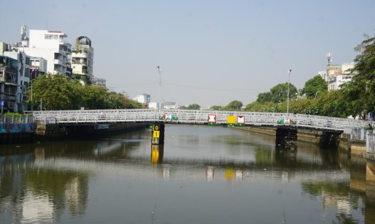 Cầu Trần Khánh Dư trên kênh Nhiêu Lộc - Thị Nghè tĩnh không khoảng 2 m cản trở tuyến du lịch đường thủy.  Ảnh: Minh Quân