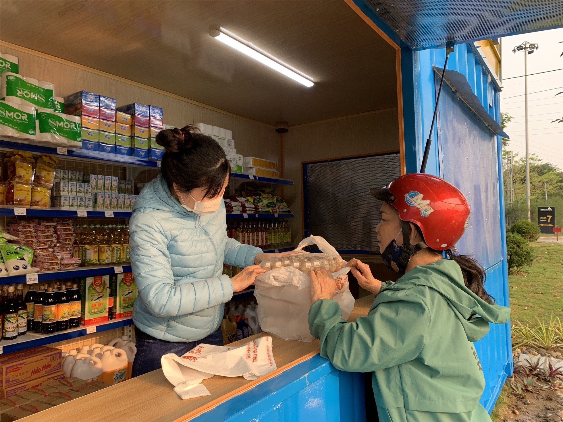 Công nhân mua hàng tại ki-ốt phúc lợi KCN Nam Cầu Kiền. Ảnh: Lương Hà