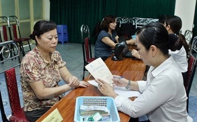 Người dân nhận lương hưu hàng tháng. Ảnh minh hoạ: Minh Hương