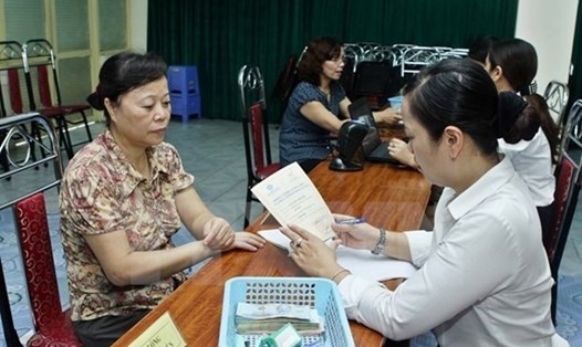 Người dân nhận lương hưu hàng tháng. Ảnh minh hoạ: Minh Hương