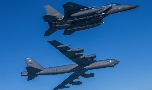 Máy bay ném bom B-52H của không quân Mỹ bay qua vùng biển phía tây của bán đảo Triều Tiên cùng với một máy bay chiến đấu F-15K của không quân Hàn Quốc ngày 6.3. Ảnh: AFP