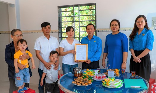 Trao quyết định tặng nhà Mái ấm Công đoàn cho gia đình đoàn viên Nguyễn Thị Phúc. Ảnh: Ngọc Cẩm
